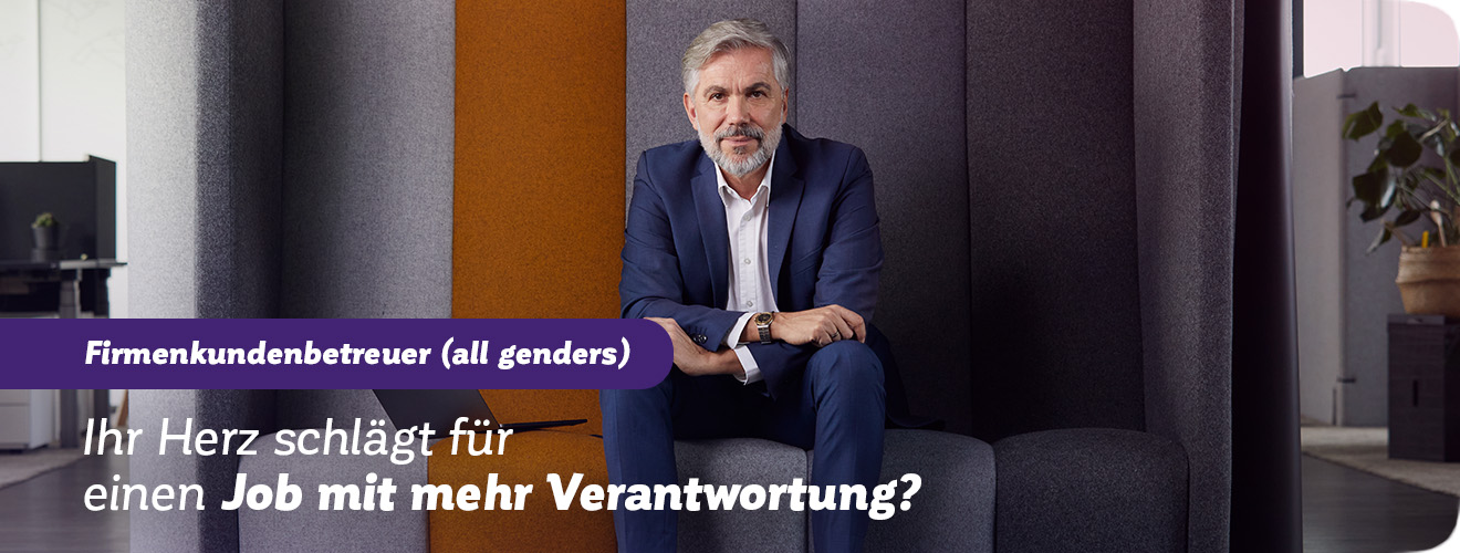 Mann sitzt auf der Couch und schaut gerade aus. Slogan: „Ihr Herz schlägt für einen Job mit mehr Verantwortung?“