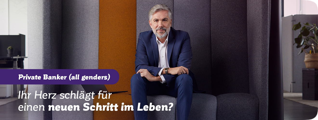 Mann sitzt auf der Couch. Slogan: „Ihr Herz schlägt für einen neuen Schritt im Leben?“