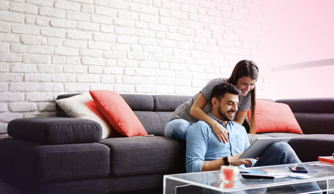 Mann und Frau auf Sofa