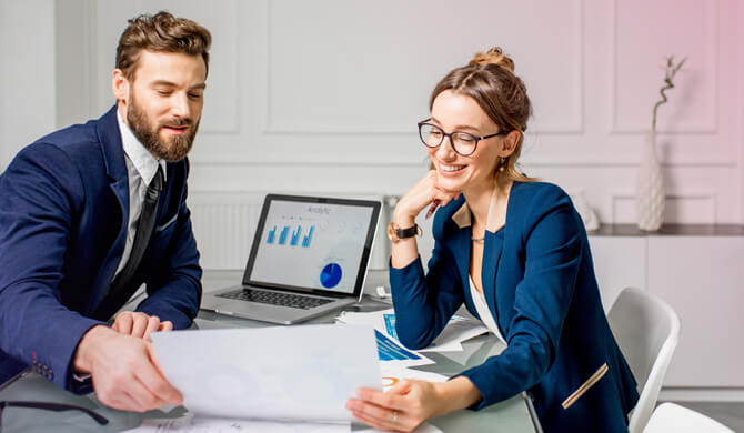 Businessmann entspannt von hinten