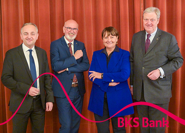 Vier Personen darunter Frau Herta Stockbauer und Herr Nikolaus Juhász stehen vor einem roten Vorhang.