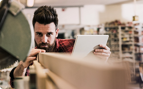 Mann arbeitet an einer Maschine