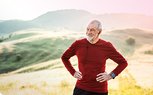 Älterer Mann joggt in der Natur