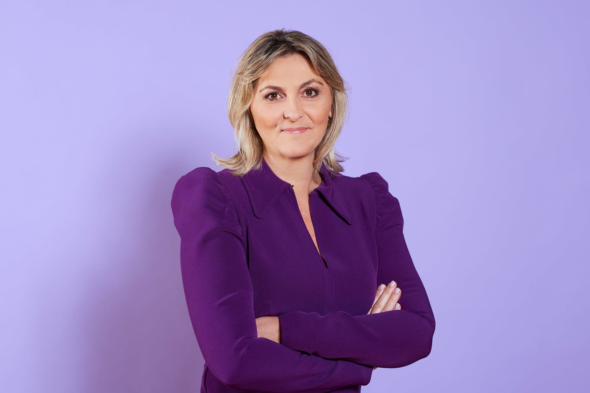 Renata Maurer Nikolić u odelu ispred ljubičaste pozadine