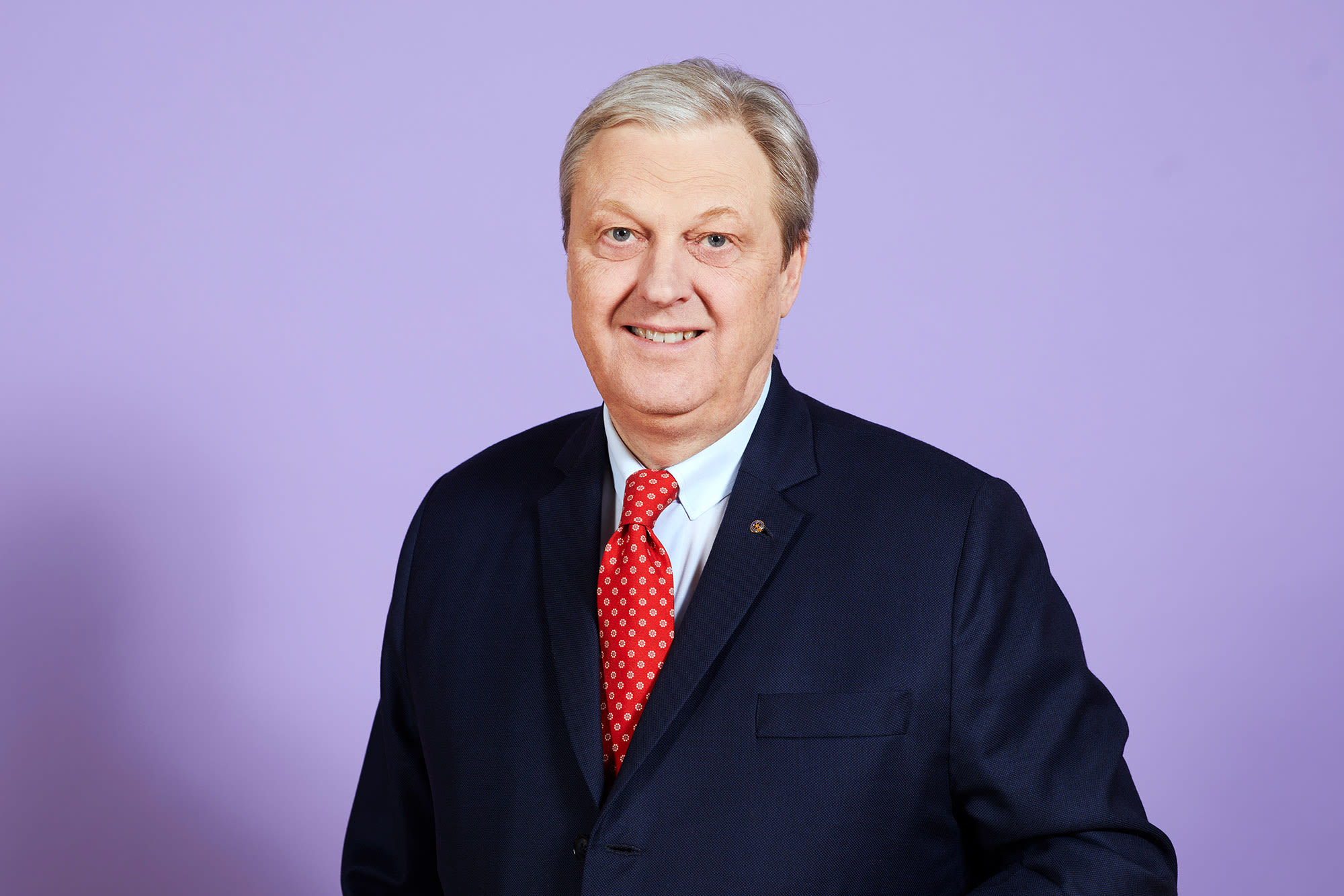 Nikolaus Juhasz u odelu ispred ljubičaste pozadine