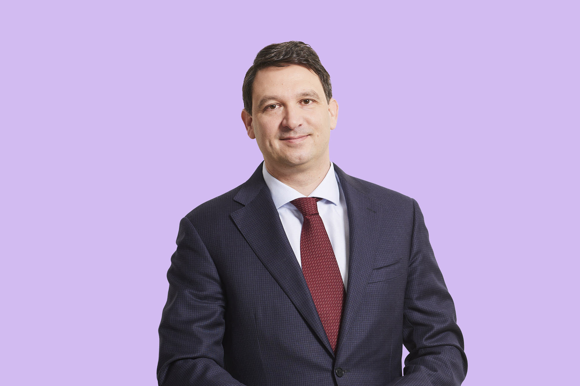 Dietmar Böckmann u odelu ispred ljubičaste pozadine